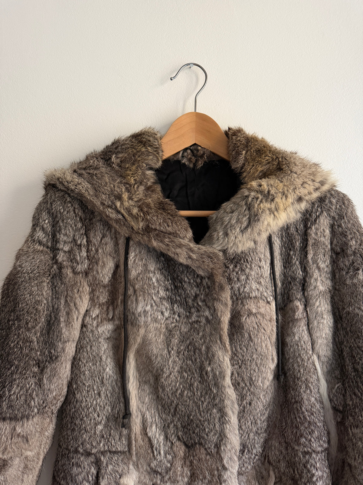 Veste à capuche en fourrure grise