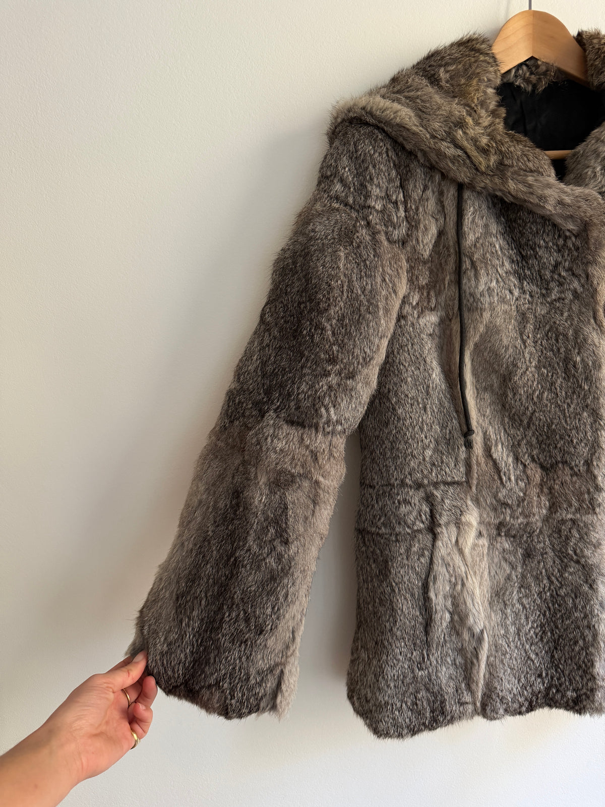 Veste à capuche en fourrure grise
