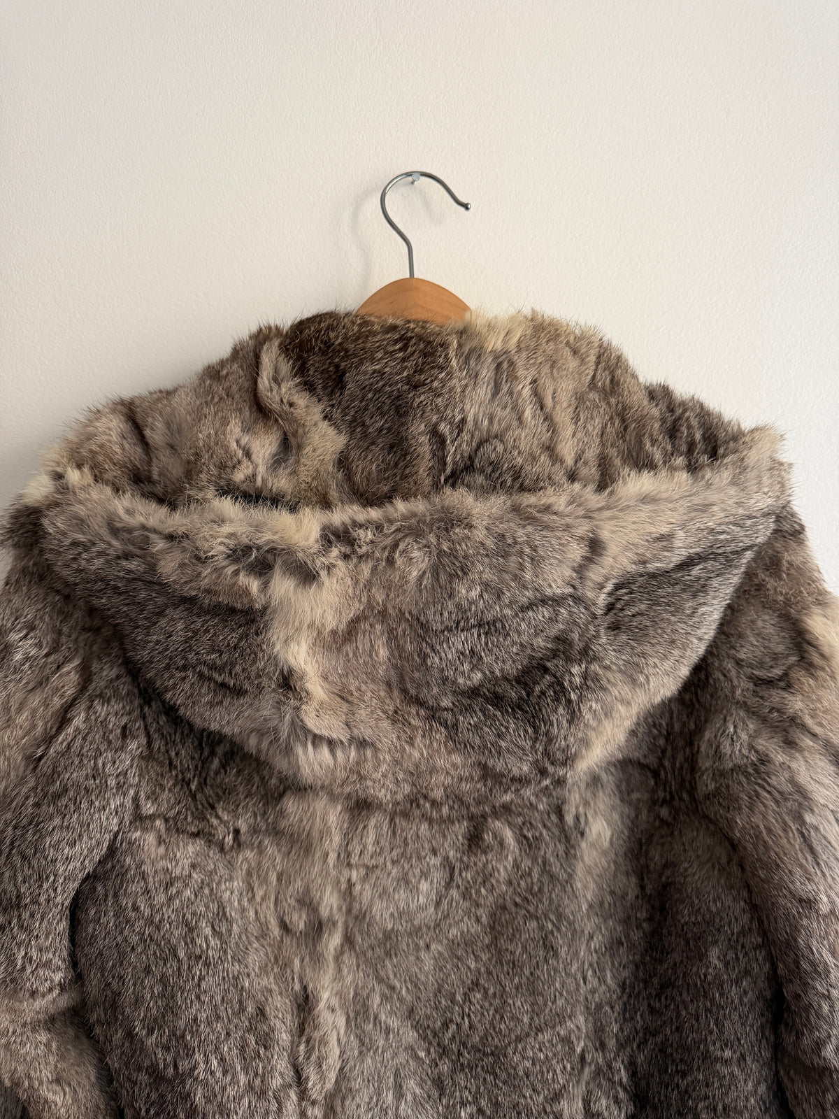Veste à capuche en fourrure grise
