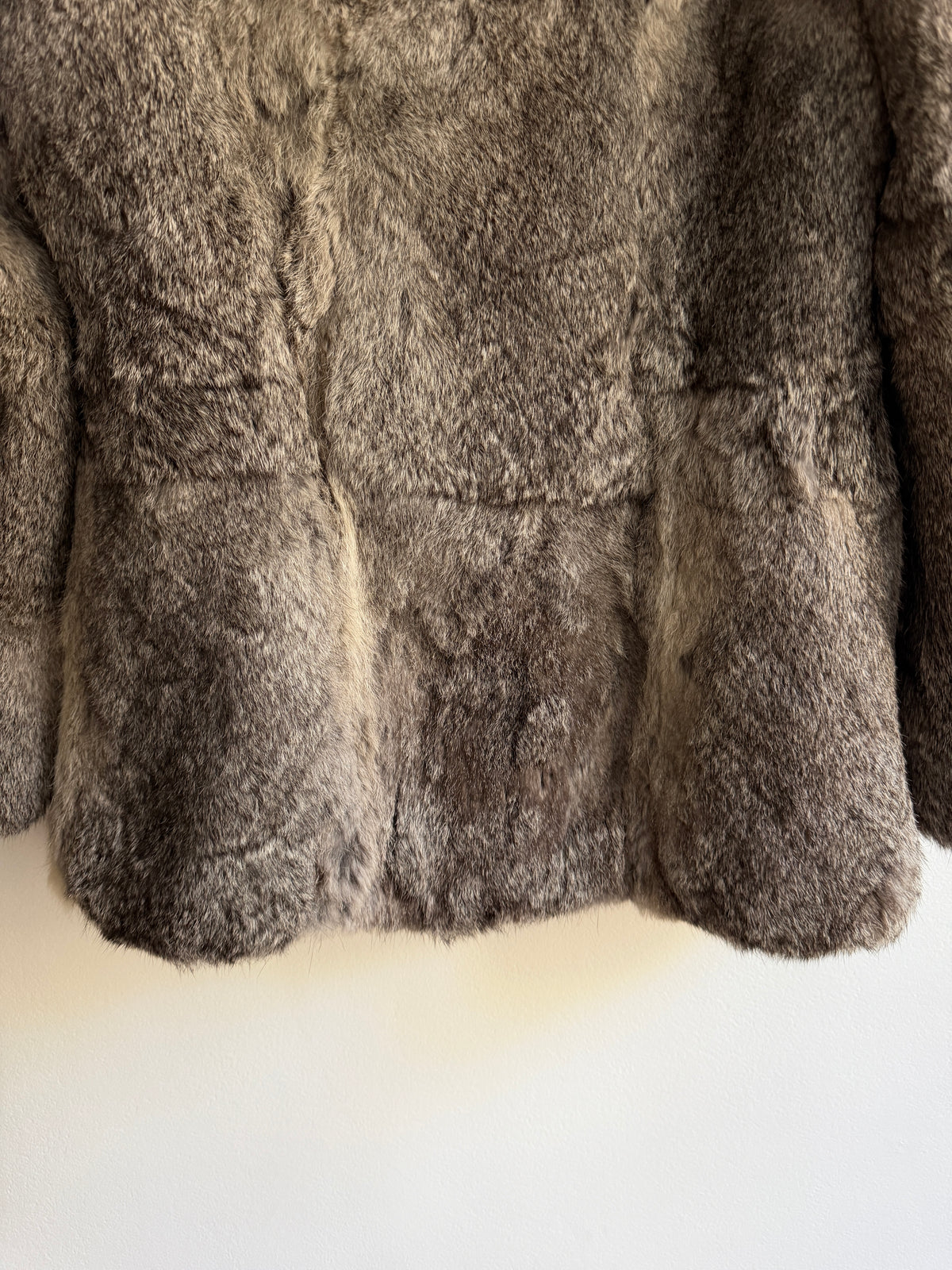 Veste à capuche en fourrure grise
