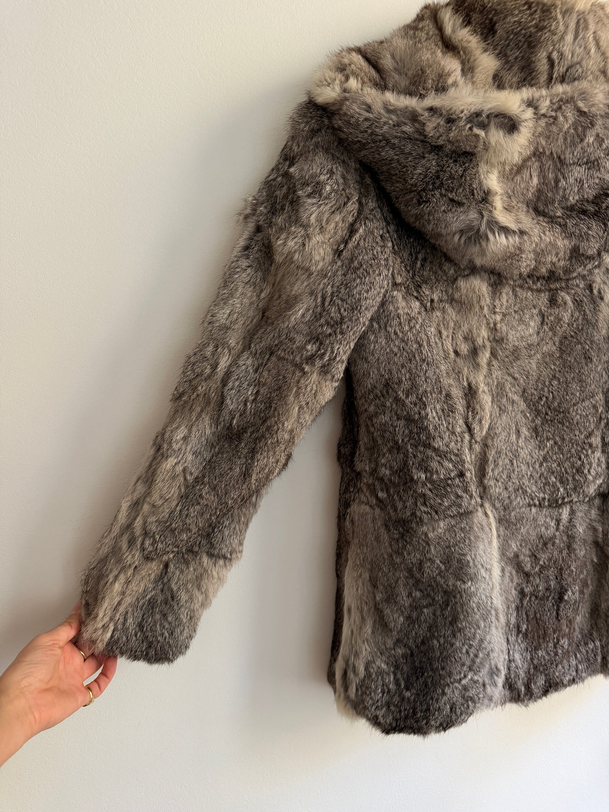Veste à capuche en fourrure grise