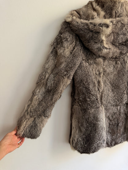 Veste à capuche en fourrure grise