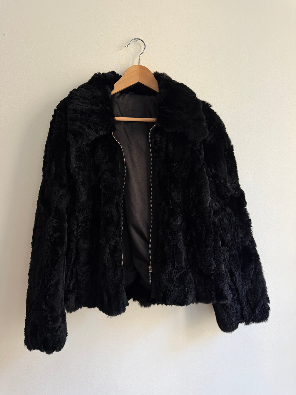 Veste courte en fourrure noire