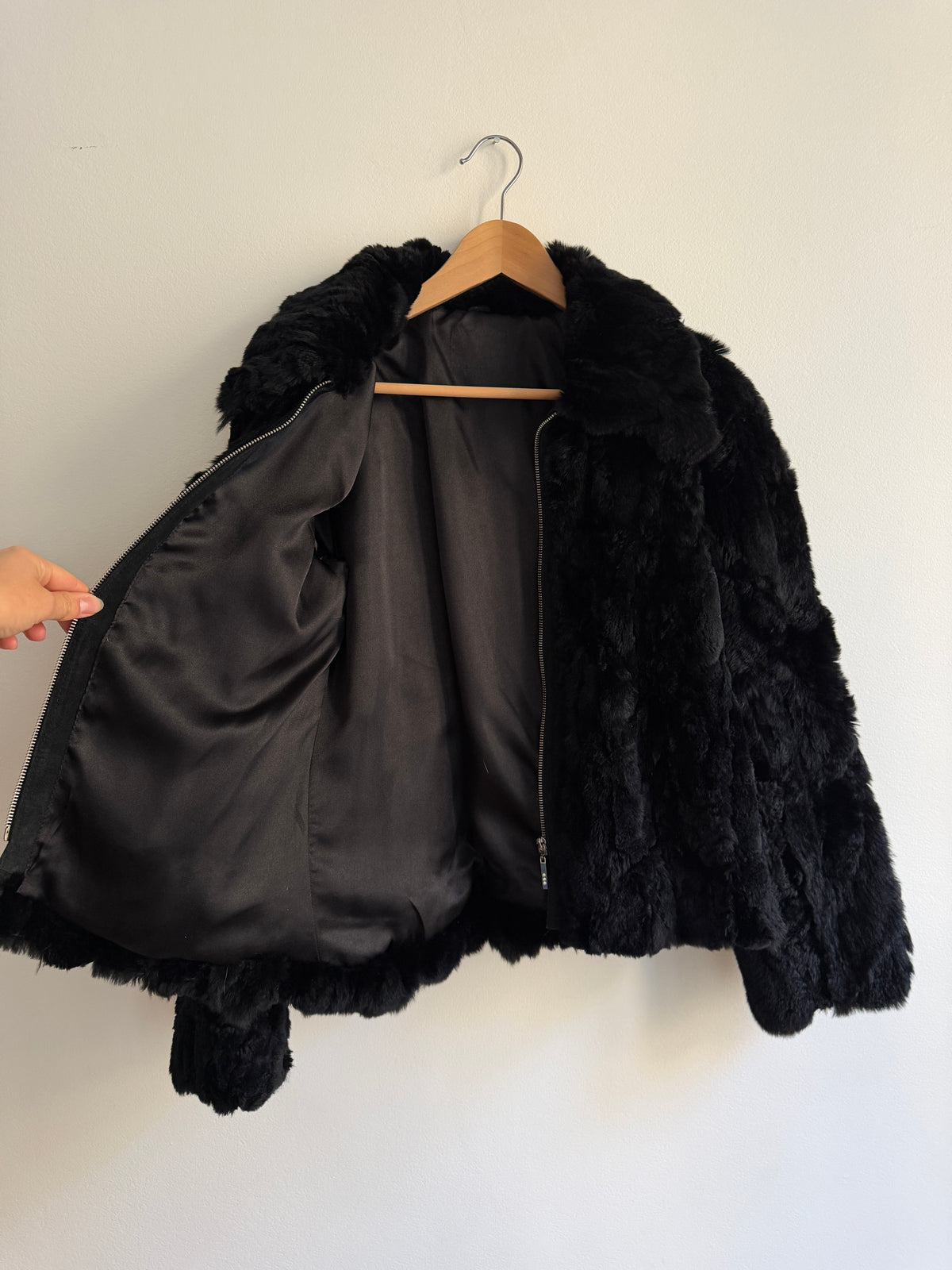 Veste courte en fourrure noire
