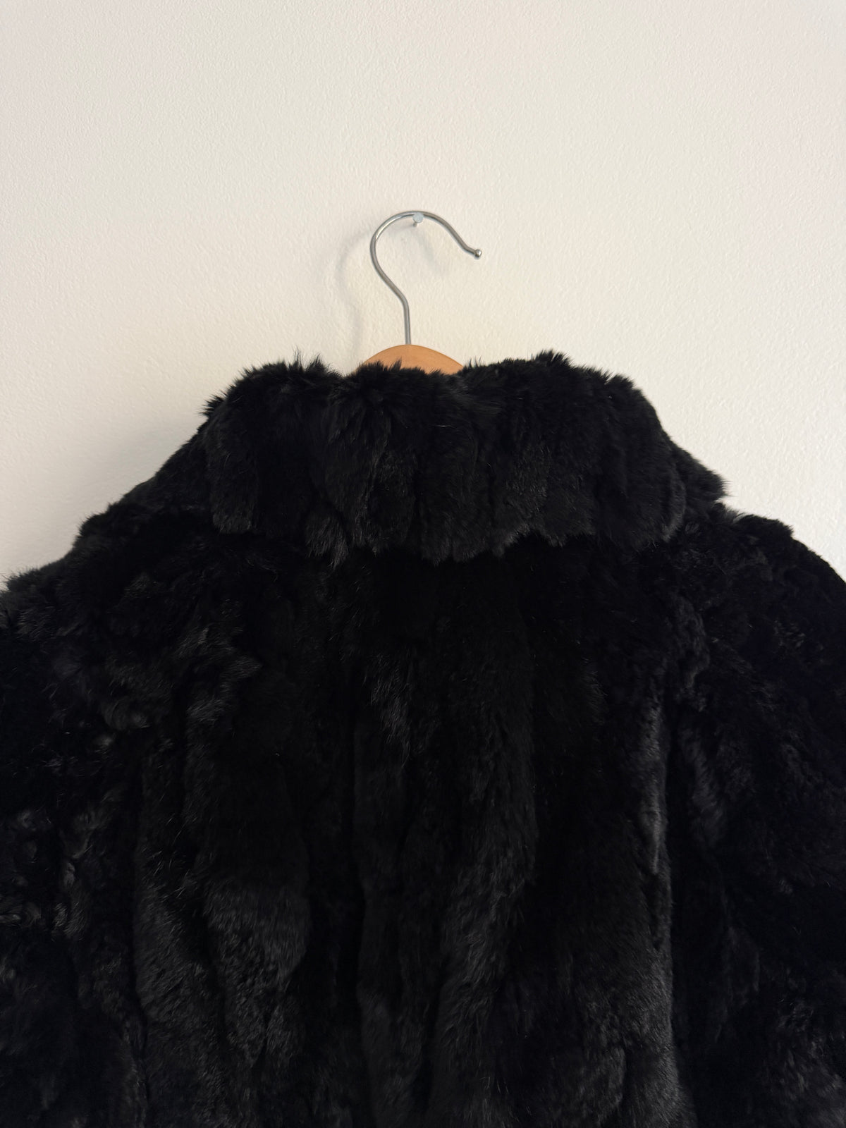Veste courte en fourrure noire