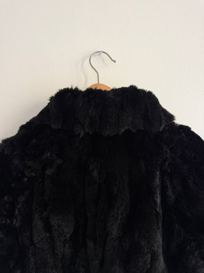 Veste courte en fourrure noire