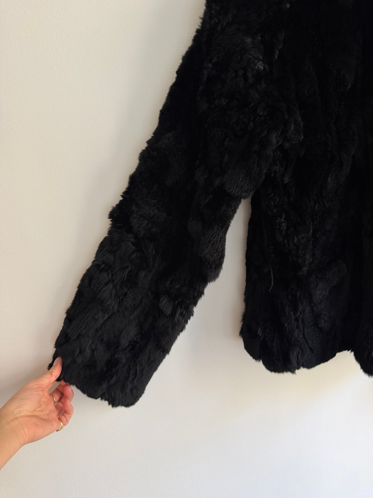 Veste courte en fourrure noire