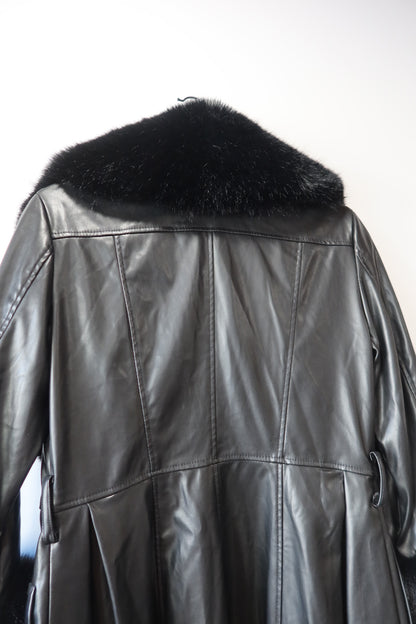 Manteau en simili cuir noir et bordures en fausse fourrure