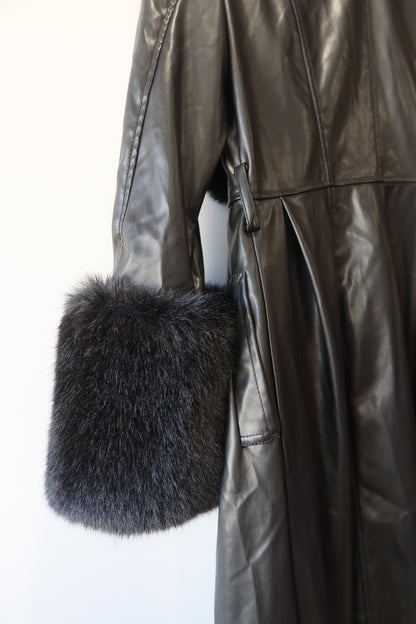 Manteau en simili cuir noir et bordures en fausse fourrure