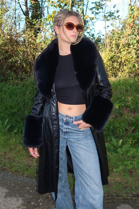 Manteau en simili cuir noir et bordures en fausse fourrure
