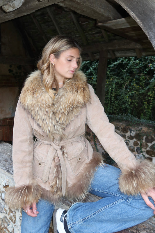 Veste en cuir avec bordures en fourrure beige