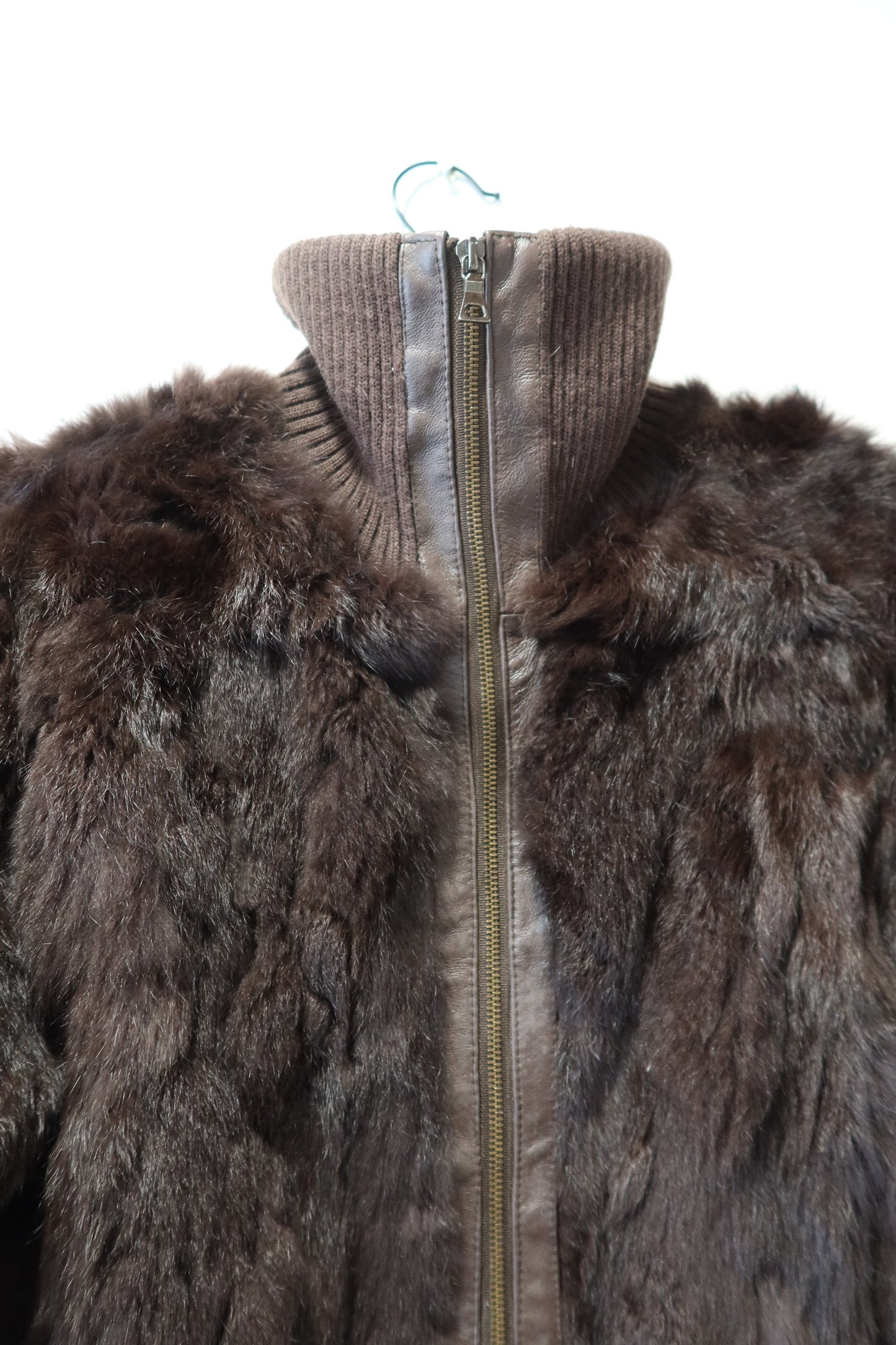 Veste courte en fourrure marron